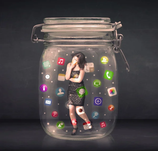 Renkli app simgeleri c bir cam kavanoza yakalanan işkadını — Stok fotoğraf