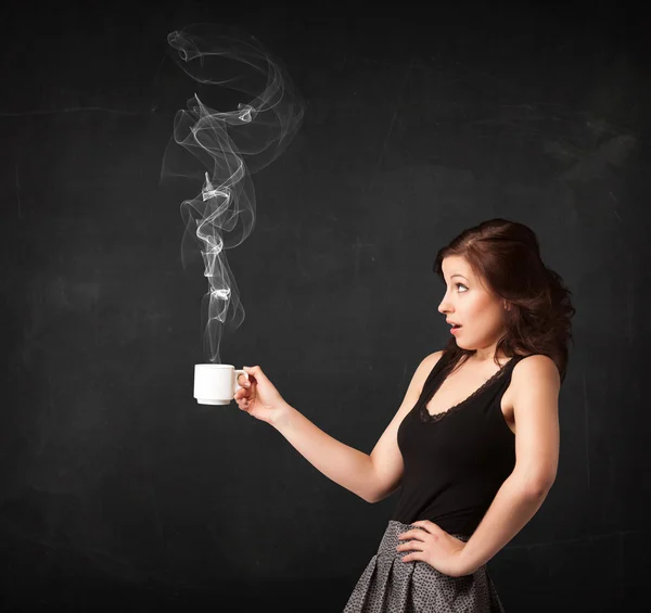 Бізнес-леді тримає білу чашку — стокове фото