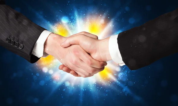 Двое бизнесменов пожимают друг другу руки — стоковое фото