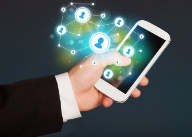 Smartphone, sosyal ağ kavramı işaret parmak