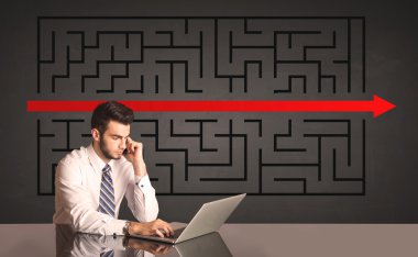 işadamı ile arka planda çözülen bulmaca