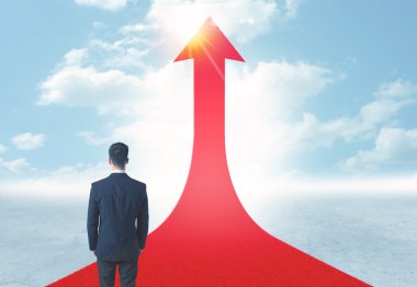 üzerinde kırmızı bir ok ayakta işadamı