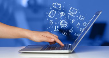 Dizüstü bilgisayarla iletişim medya simgeler yazma el