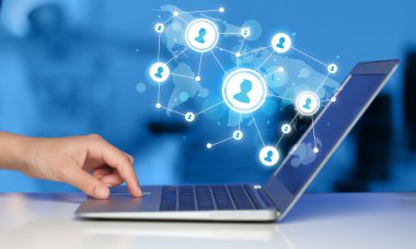 El dizüstü bilgisayar ve Sosyal Medya Icons yakın çekim