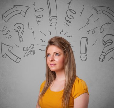 Soru işareti çizen sevimli genç kız.