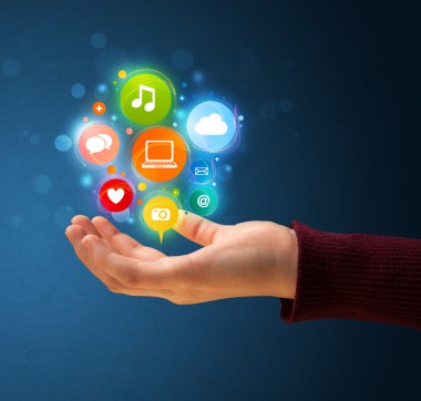 bir kadının elinde Multimedya simgeler