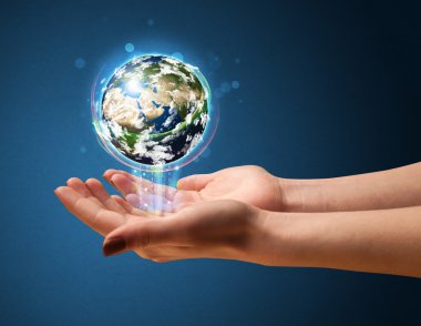 Parlayan bir küre tutan bir kadın