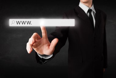 Genç işadamı www işareti ile web tarayıcı adres çubuğuna dokunuyor