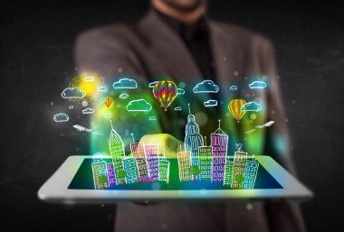 Elle çizilmiş şehir manzaralı tablet gösteren genç kişi