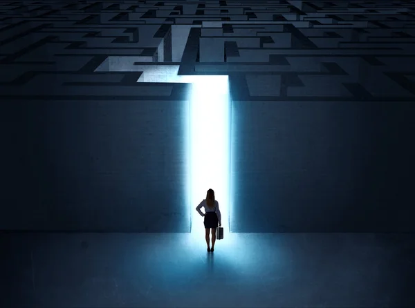 Homem na entrada de um labirinto — Fotografia de Stock