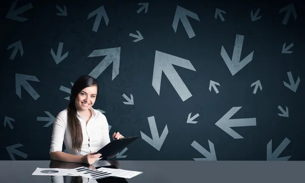 Zakenvrouw met pijlen op achtergrond — Stockfoto