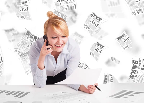 Business woman at desk with stock market newspapers — Stock Photo, Image