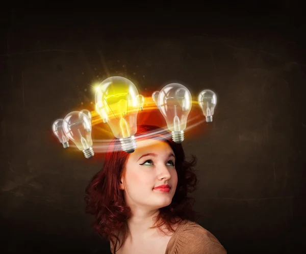 Žena se žárovkami kroužící kolem hlavy — Stock fotografie