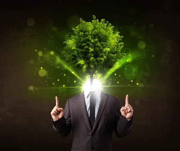 Людина з концепцією голови зеленого дерева — стокове фото