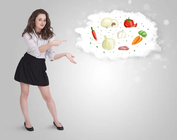 Hübsche Frau präsentiert eine Wolke aus gesundem Ernährungsgemüse — Stockfoto