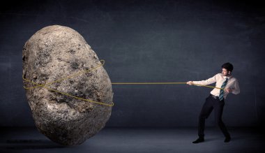 bir ip ile büyük rock çekerek işadamı 