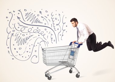 Alışveriş arabalı bir iş adamı.