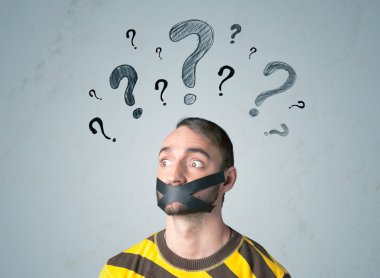 Ağzı yapış yapış ve soru işaretleri olan genç bir adam.