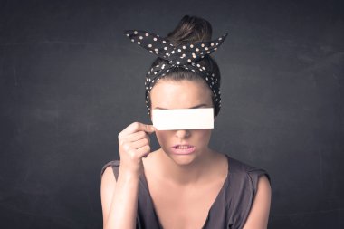 Güzel kız elinde boş fotokopi kağıdı tutuyor. 