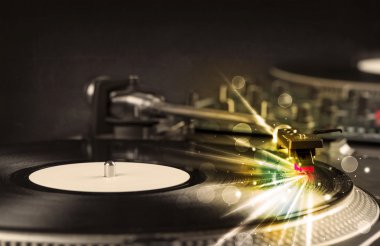 müzik oyuncu oynarken vinil ile parlayan gerek gelen satırları