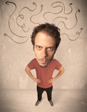 Okları olan koca kafalı biri.