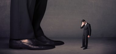 Büyük bacaklar ve küçük iş adamları ön planda duruyor.