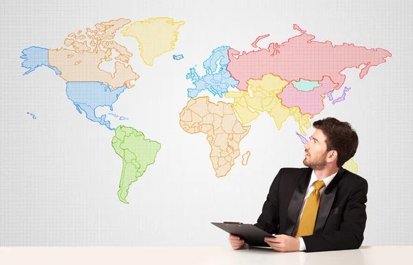 カラフルな世界地図の背景を持つビジネスマン — ストック写真