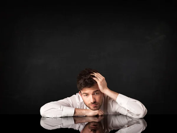 Zakenman zit aan een bureau — Stockfoto