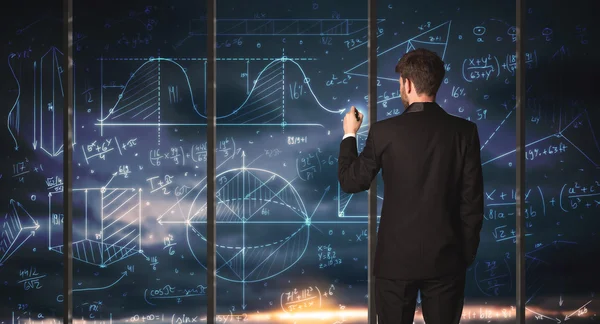 İş adamı iş grafikleri çiziyor