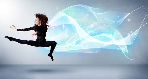 Roztomilý teenager jumping s abstraktní modrý šátek kolem ní — Stock fotografie