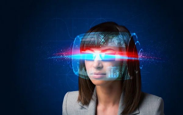 Futura mujer con gafas inteligentes de alta tecnología — Foto de Stock