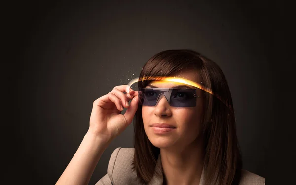 Mulher bonita olhando com óculos futuristas de alta tecnologia — Fotografia de Stock