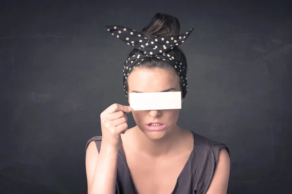 Menina bonita segurando papel espaço em branco cópia em seus olhos — Fotografia de Stock