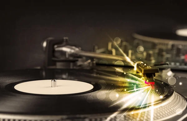 Musik-Player, der Schallplatten mit Leuchtlinien spielt, die aus der Notwendigkeit kommen — Stockfoto