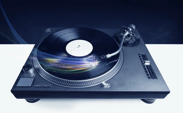 Lettore musicale che riproduce musica in vinile con linee astratte colorate — Foto Stock