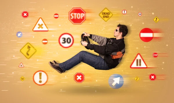 Junger Fahrer mit Verkehrszeichen um sich — Stockfoto