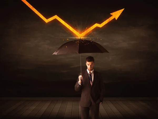 Affärsman står med paraply att hålla orange pil — Stockfoto