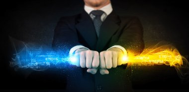 Elinde renkli, parlak veriler tutan bir adam.