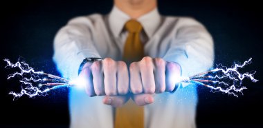 Elektrik kablolarını tutan iş adamı