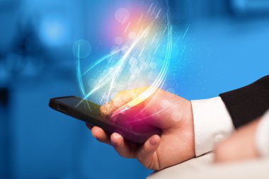 Soyut parlak çizgileri olan akıllı bir telefon.