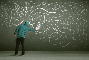 Genç şehir ressamı çiziyor