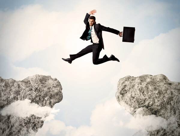 Счастливый бизнесмен прыгает с обрыва 
