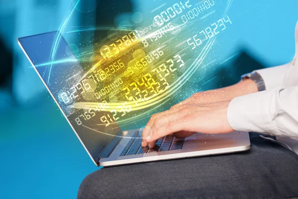 Modern defter üzerinde gelen sayı teknoloji veri ile yazarak adam