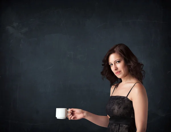 Empresaria sosteniendo una taza blanca — Foto de Stock