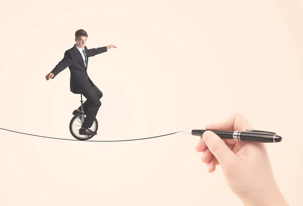 Бізнесмен їде моноцикл на мотузці, намальованій вручну — стокове фото
