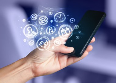 El smartphone telefon app seçenekleri ile tutarak
