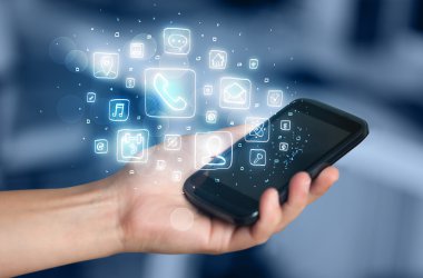 El smartphone telefon app simgeleri ile tutarak