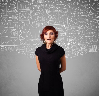 Elle çizilmiş hesapları ve simgeleri olan genç ve güzel bir bayan.