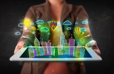 Elle çizilmiş şehir manzaralı tablet gösteren genç kişi