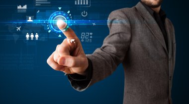 yakışıklı işadamı gelecekte web teknolojisi düğmeleri dokunarak ve 
